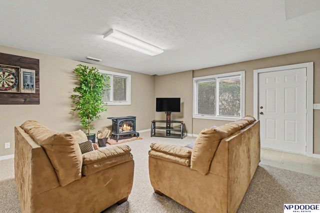 15827 Leavenworth Street, Omaha, NE 68118