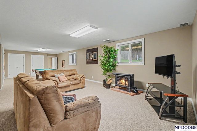 15827 Leavenworth Street, Omaha, NE 68118