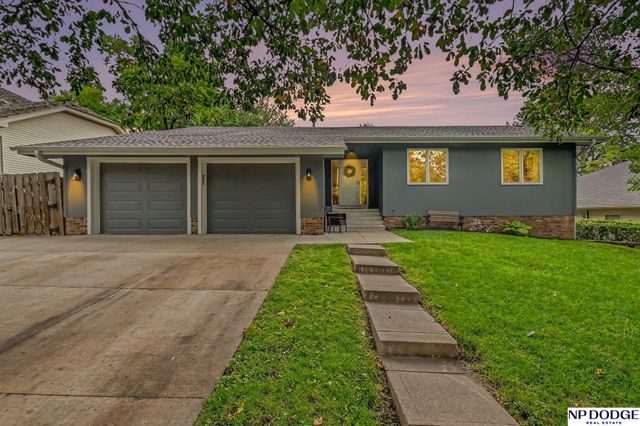 15827 Leavenworth Street, Omaha, NE 68118