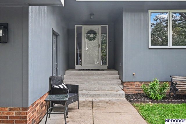 15827 Leavenworth Street, Omaha, NE 68118