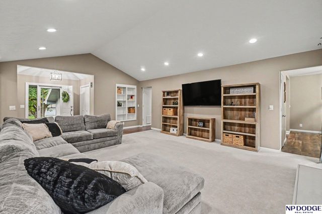 15827 Leavenworth Street, Omaha, NE 68118
