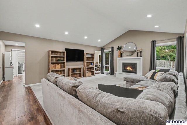 15827 Leavenworth Street, Omaha, NE 68118