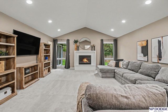 15827 Leavenworth Street, Omaha, NE 68118