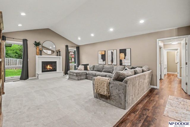 15827 Leavenworth Street, Omaha, NE 68118