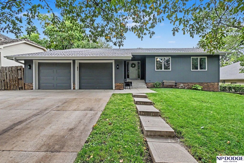 15827 Leavenworth Street, Omaha, NE 68118