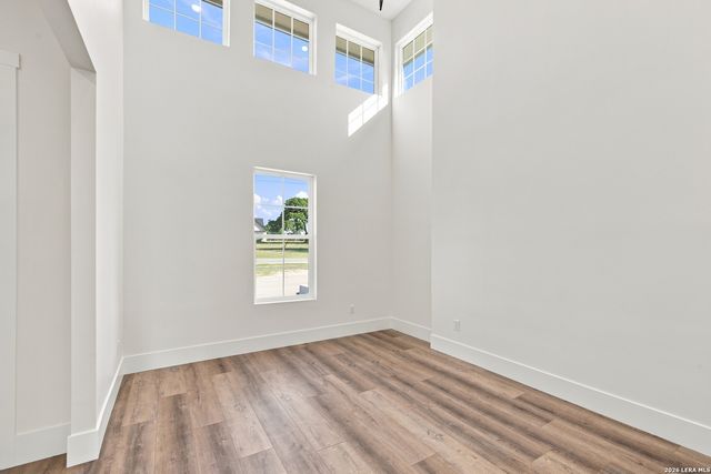 186 SPRING CREEK CIR, Bandera, TX 78003
