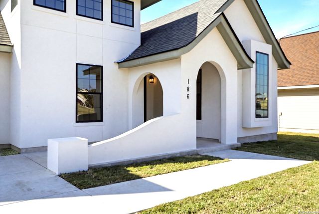 186 SPRING CREEK CIR, Bandera, TX 78003