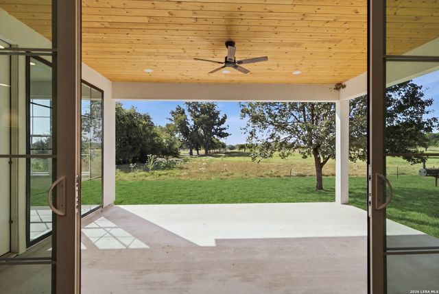 186 SPRING CREEK CIR, Bandera, TX 78003