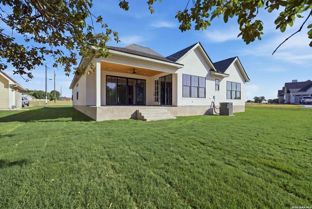 186 SPRING CREEK CIR, Bandera, TX 78003