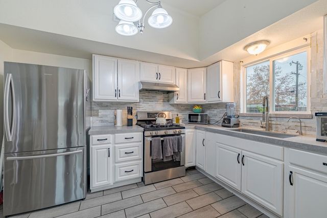 1595 E 26th St, Merced, CA 95340