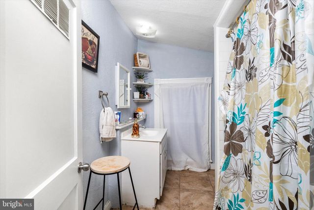 6-8 S GREENWOOD AVE, Hopewell, NJ 08525