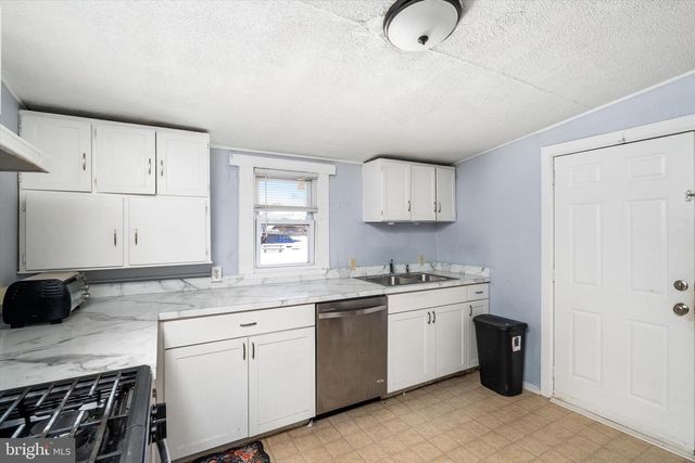 6-8 S GREENWOOD AVE, Hopewell, NJ 08525