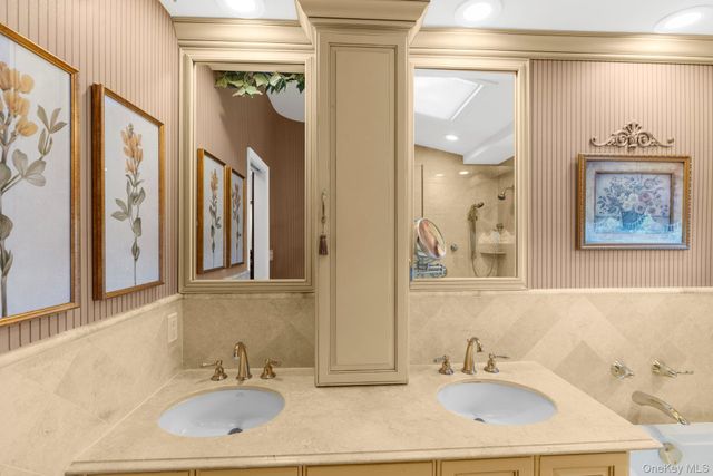 14 Jane Drive, Old Bethpage, NY 11804