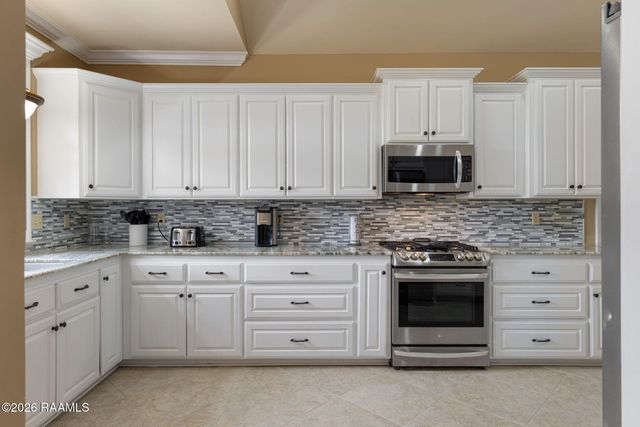 114 Rue Des Bouvier, Youngsville, LA 70592