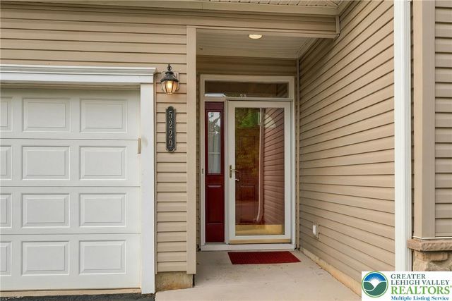 5229 Garden View Lane, Lower Macungie Twp, PA 18062