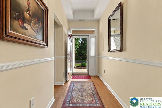 5229 Garden View Lane, Lower Macungie Twp, PA 18062
