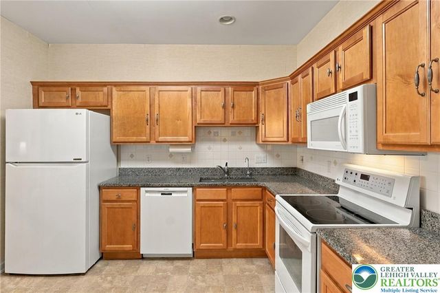 5229 Garden View Lane, Lower Macungie Twp, PA 18062