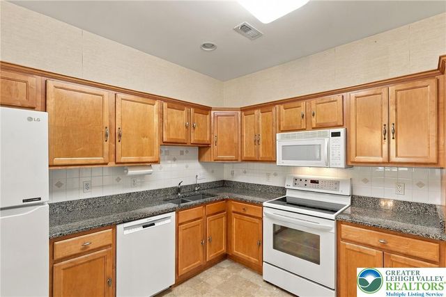 5229 Garden View Lane, Lower Macungie Twp, PA 18062