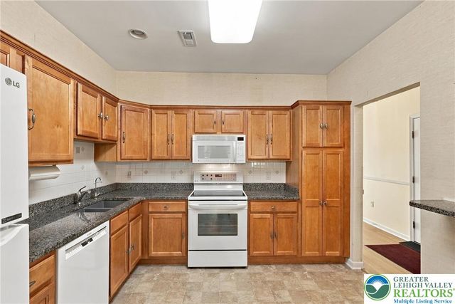 5229 Garden View Lane, Lower Macungie Twp, PA 18062