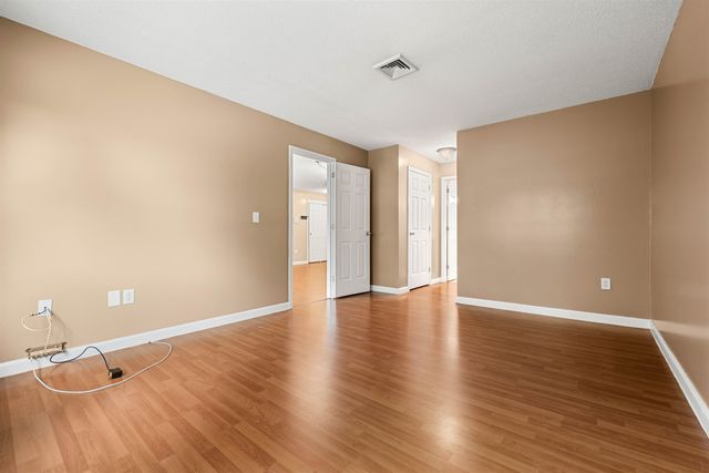 690 S Porter St Apt 26, Manchester, NH 03103