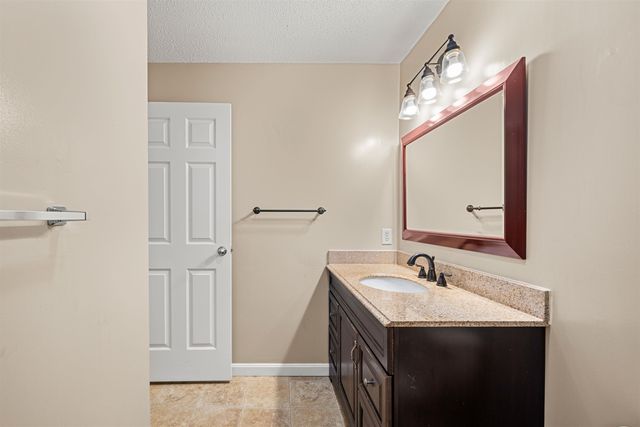 690 S Porter St Apt 26, Manchester, NH 03103