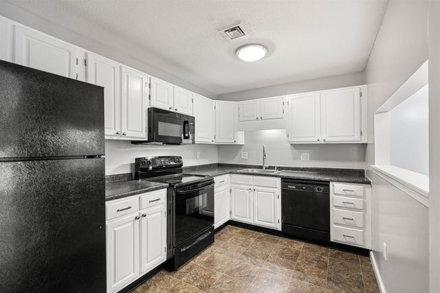 690 S Porter St Apt 26, Manchester, NH 03103
