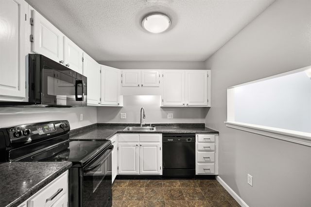 690 S Porter St Apt 26, Manchester, NH 03103