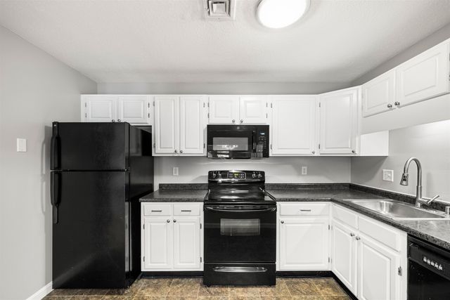 690 S Porter St Apt 26, Manchester, NH 03103