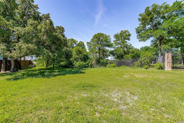 1001 Brae Court, Fort Worth, TX 76111