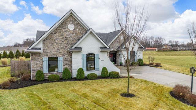 802 Pebble Place, Tipp City, OH 45371