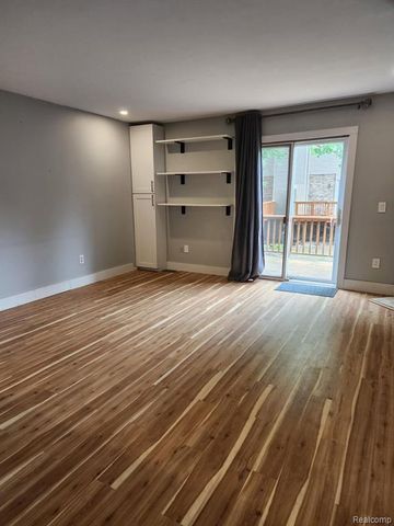 5736 Woodland View, Clarkston, MI 48346