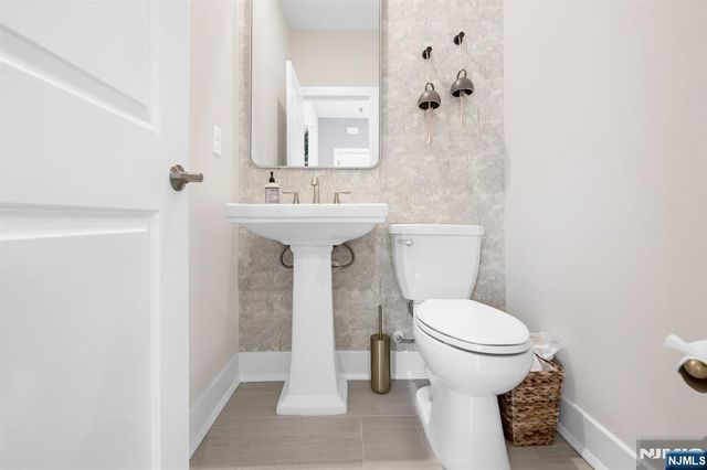 14 Belmont Place, Oakland, NJ 07436