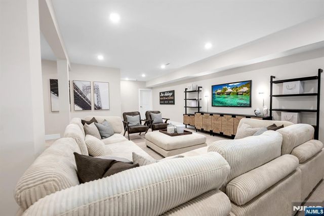 14 Belmont Place, Oakland, NJ 07436