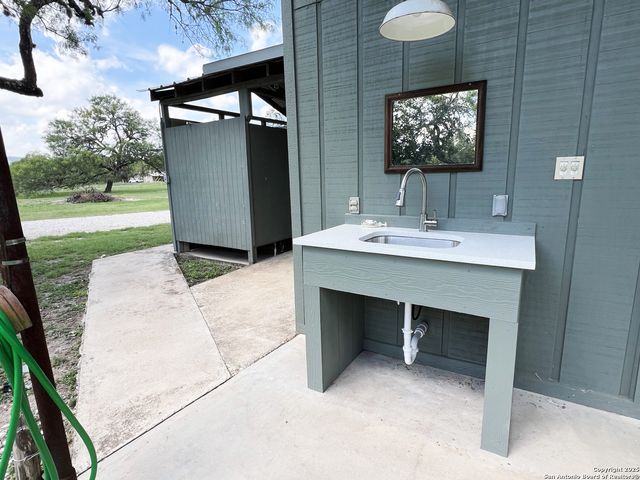 867 River Tree, Leakey, TX 78873