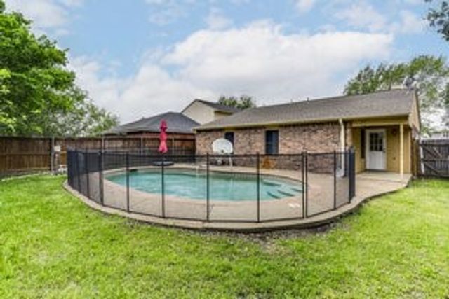 625 Hollyberry Drive, Mansfield, TX 76063