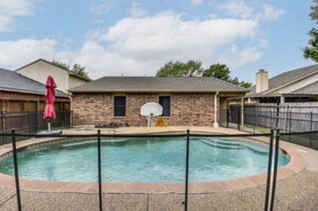 625 Hollyberry Drive, Mansfield, TX 76063