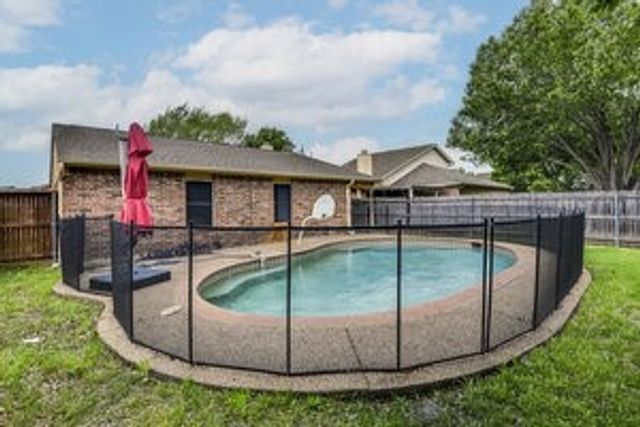 625 Hollyberry Drive, Mansfield, TX 76063