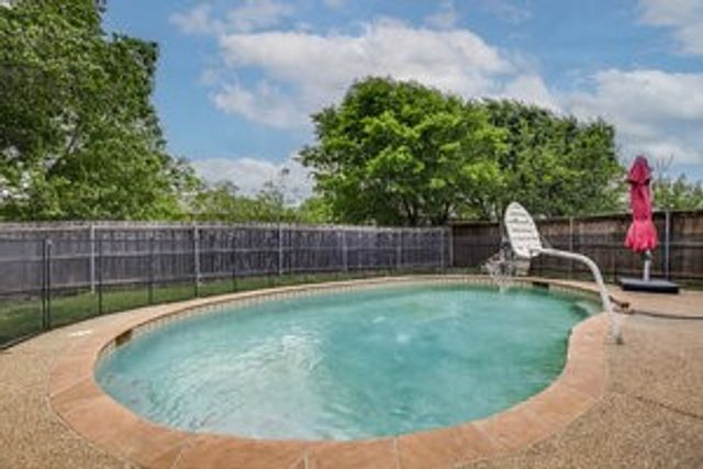 625 Hollyberry Drive, Mansfield, TX 76063