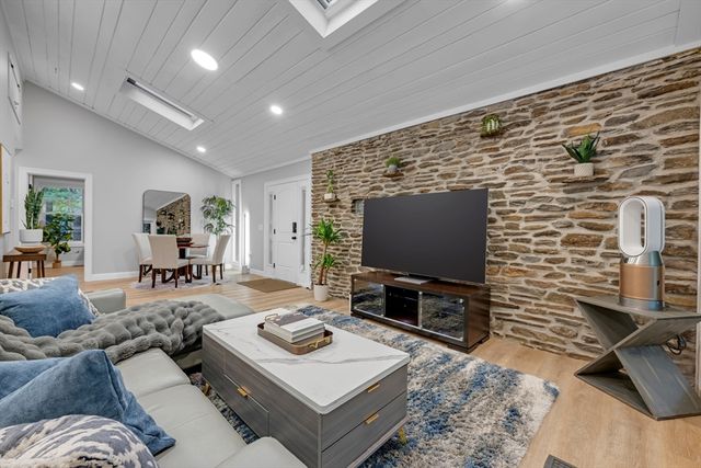 76 Stallion Hill Rd, Sturbridge, MA 01518
