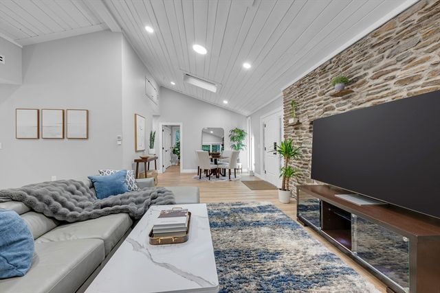 76 Stallion Hill Rd, Sturbridge, MA 01518