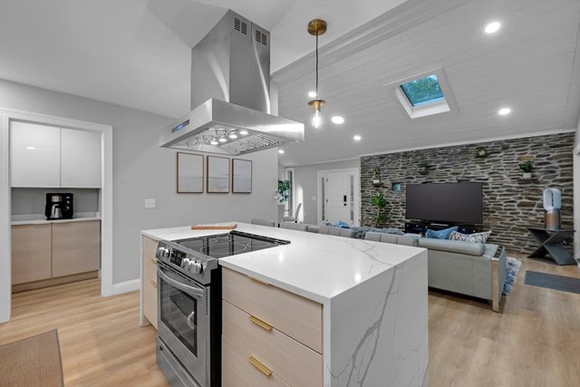 76 Stallion Hill Rd, Sturbridge, MA 01518