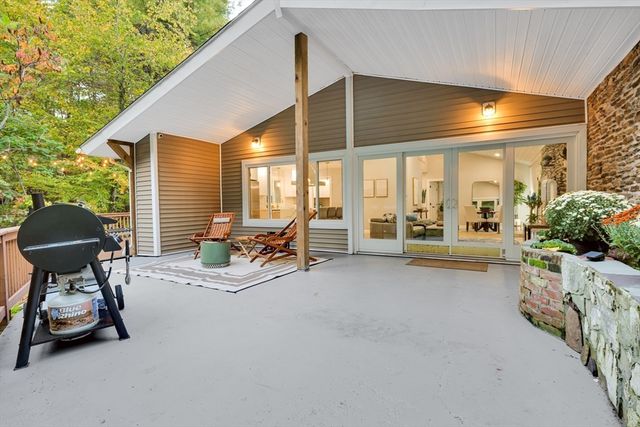 76 Stallion Hill Rd, Sturbridge, MA 01518