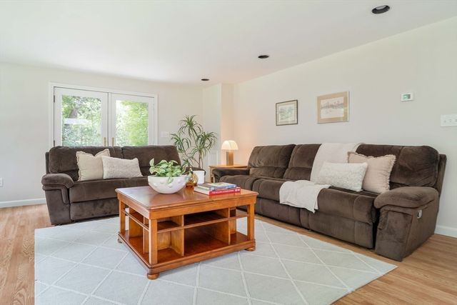 6 Gould Rd, Bedford, MA 01730