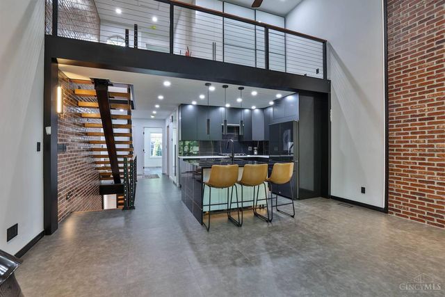 10555 Montgomery Road, Montgomery, OH 45242