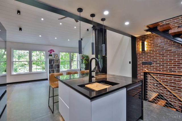 10555 Montgomery Road, Montgomery, OH 45242