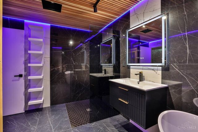 10555 Montgomery Road, Montgomery, OH 45242