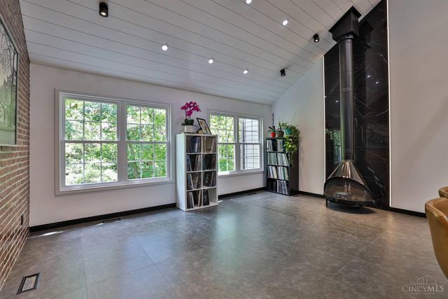 10555 Montgomery Road, Montgomery, OH 45242