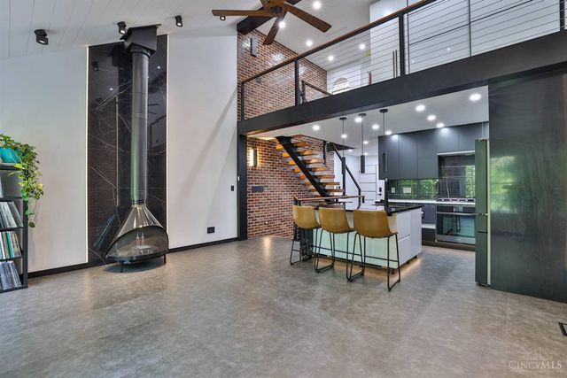 10555 Montgomery Road, Montgomery, OH 45242