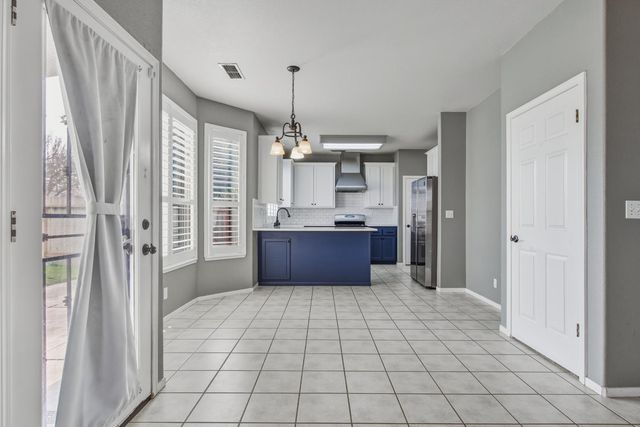 208 Rector Ln, Modesto, CA 95357