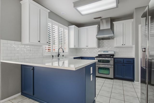 208 Rector Ln, Modesto, CA 95357